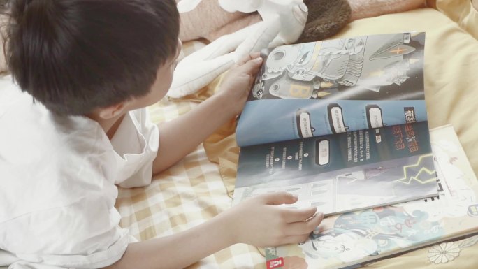 儿童床上看书 读故事书