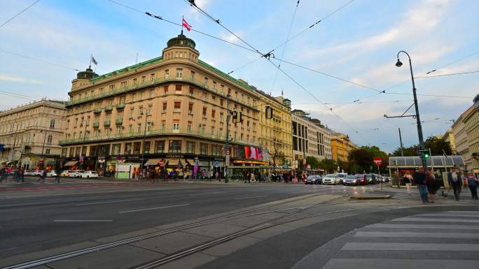 奥地利维也纳，维也纳，交通道路和人们走在维也纳歌剧院前的延时日落场景
