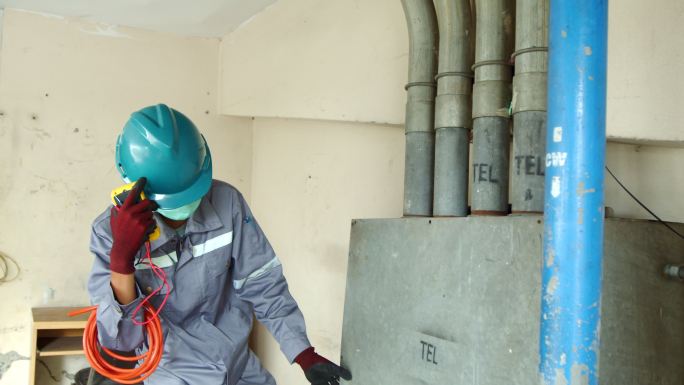亚洲女技术员检查员检查建筑物内管道的泄漏状态。工程师女性触摸