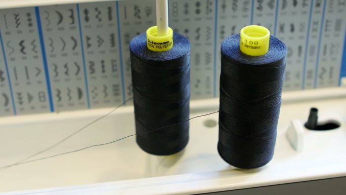 缝纫机用棉线的特写镜头。股票视频