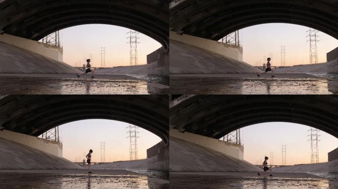 在桥下锻炼的女人生活方式女子压腿全身健身