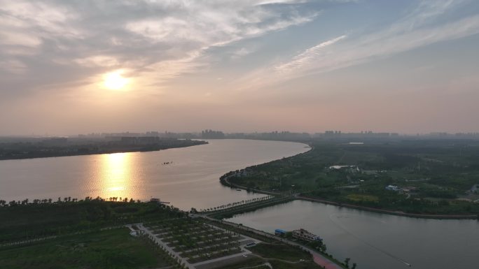 航拍襄阳汉江鱼梁洲中央生态公园晚霞风光