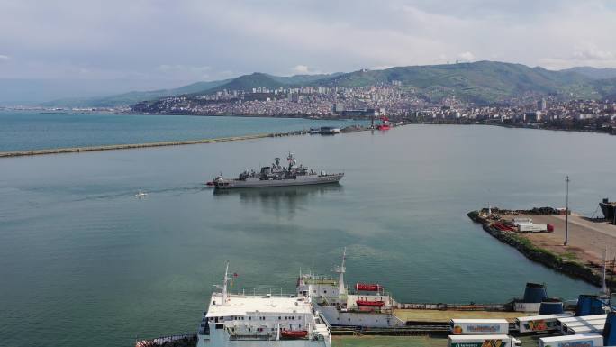 军用战舰接近商业港口的鸟瞰图。