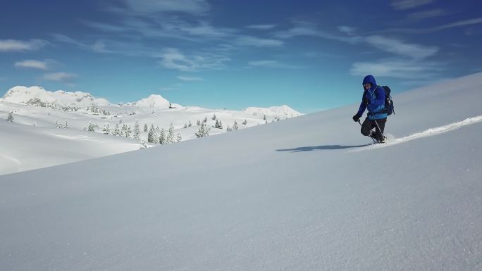 卡姆尼克-萨文加阿尔卑斯山，一名无人机登山者在新鲜的积雪中跋涉