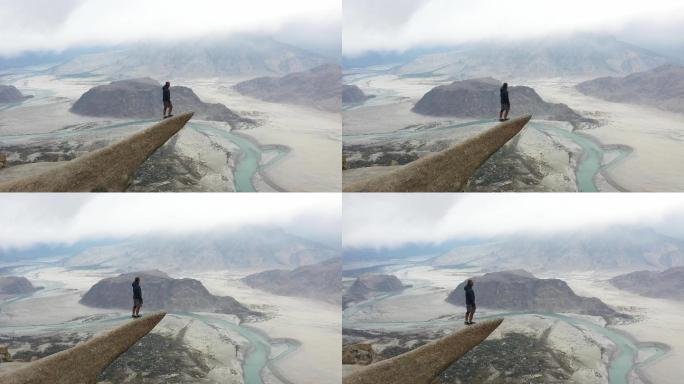 喜马拉雅山上站在岩石上看河流的人