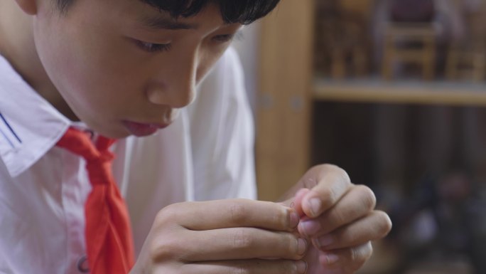 小学生学习穿针做艾草香囊2