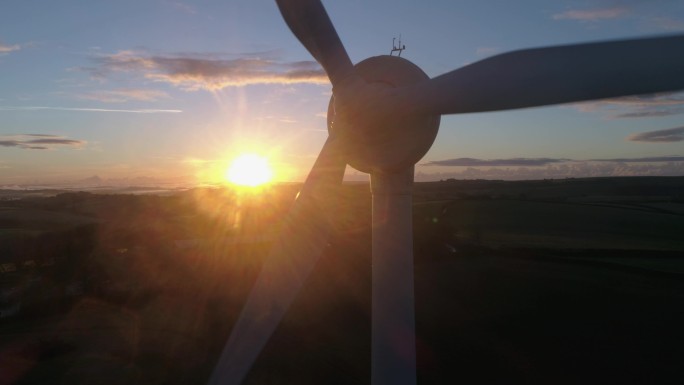 日落时分，一架大型风力涡轮机的空中无人机拍摄