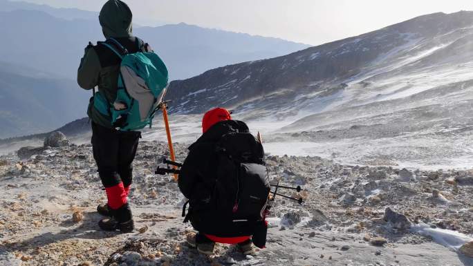 云南迪庆香格里拉哈巴雪山登山者遭遇大风