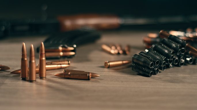 卡拉什尼科夫冲锋枪和清洁用品放在桌子上。随时可用