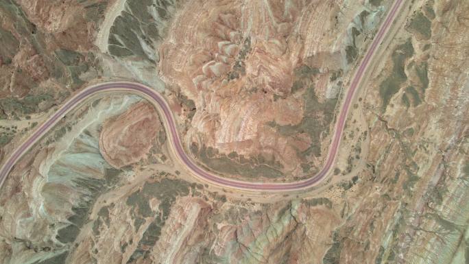 丹霞地貌乡村公路鸟瞰图