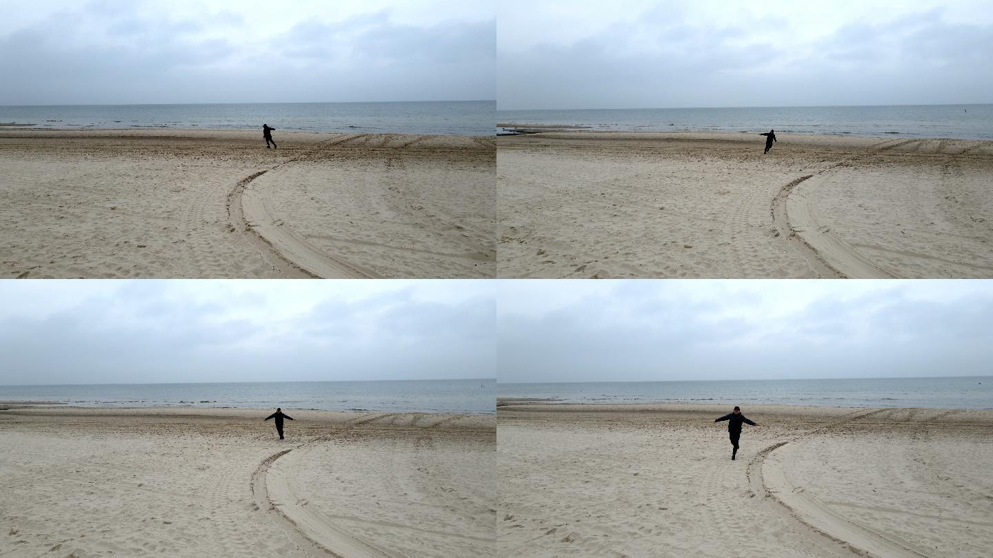 曼在德国北海冬天的海滩上跑步