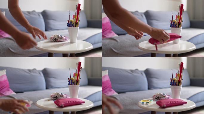 在木头上绘画笔筒