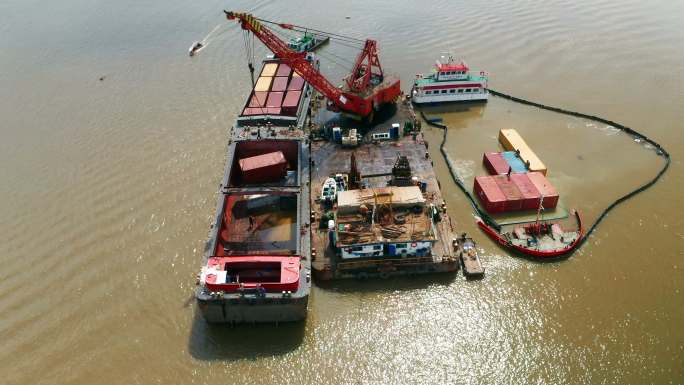 鸟瞰吊船拾起集装箱救援集装箱船裂缝溺水。