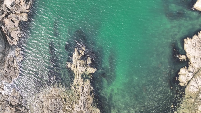 碧绿的海水，绿水青山的海岛。