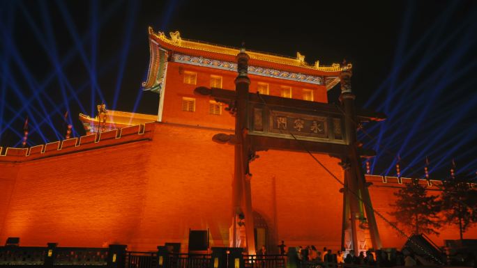中国陕西省西安市庆祝中国春节的古城墙上灯光秀