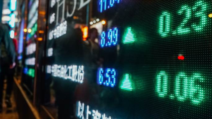 金融股票市场数字和城市灯光反射，Timelapse 4K