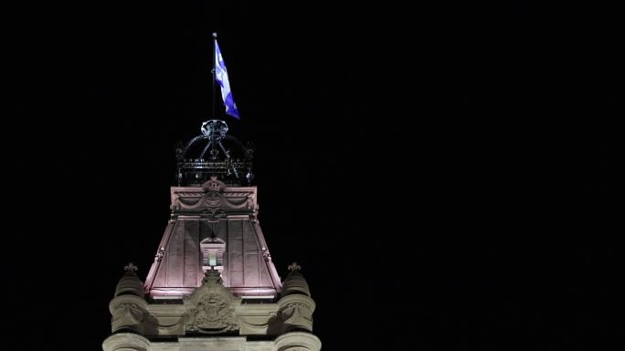 黄昏时分的魁北克议会大厦和魁北克国旗