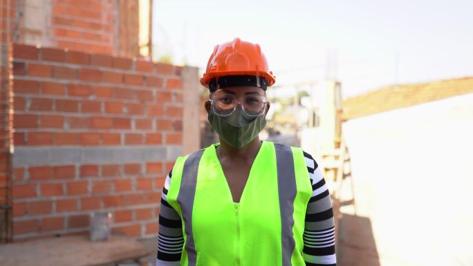 一名女性建筑工人在施工现场使用防护面罩的肖像