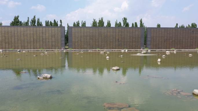 公园泳池和高墙湖面