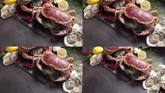 4K超高清：缩小佛罗里达石蟹和小龙虾的画面，黑色背景下有冰冻的冰烟。新鲜奢侈海鲜和菜单食谱零售市场概