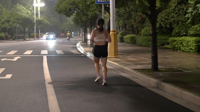 晚上跑步的年轻女性
