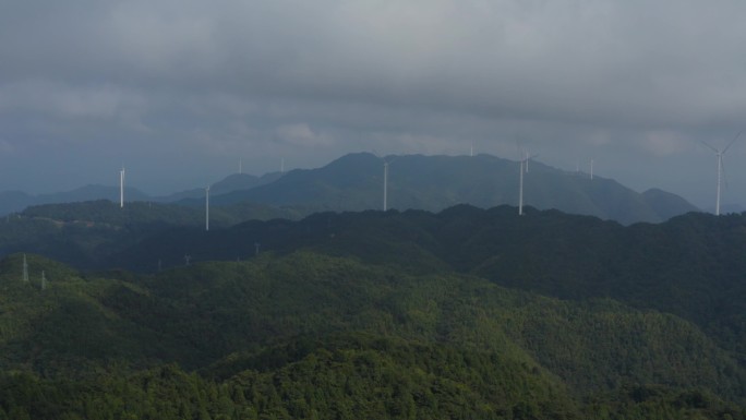 4K航拍丛山峻岭中的风力发电场