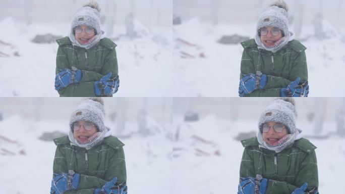 一个十几岁的男孩的肖像，他在冬天的暴风雪中非常寒冷