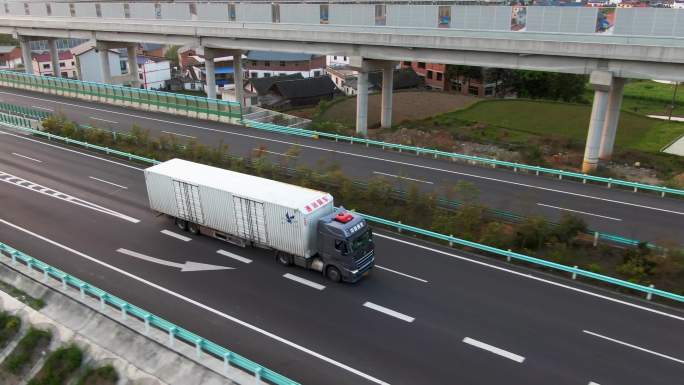 4K 航拍高速公路上行驶的货车