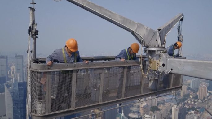摩天大厦吊装工人