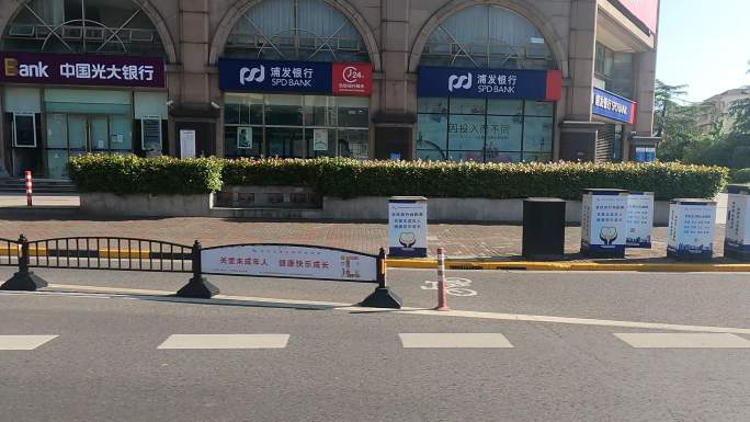 上海封城中的都市街道商铺路况