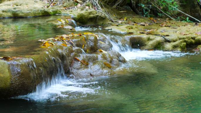 泰国怀美Khamin瀑布绿色森林中瀑布的田园诗般画面