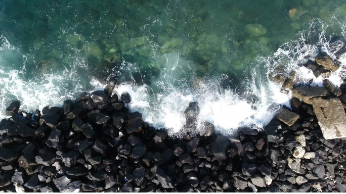 海边海浪拍打 岸边礁石 浪花冲刷航拍素材