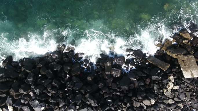 海边海浪拍打 岸边礁石 浪花冲刷航拍素材