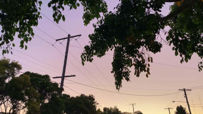 日落时的电力线美丽乡村村庄村镇高压线
