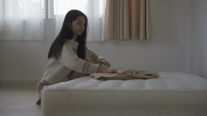 亚洲女人铺床单单身公寓