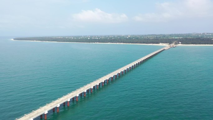 原创 广西北海涠洲岛海滨蓝桥自然风光航拍