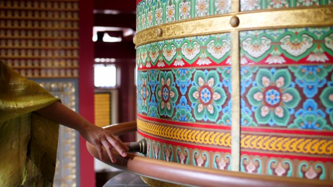 庙里的大钟藏族布达拉宫朝拜