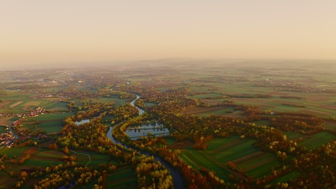日出时的空中Pannonian盆地和Mur河