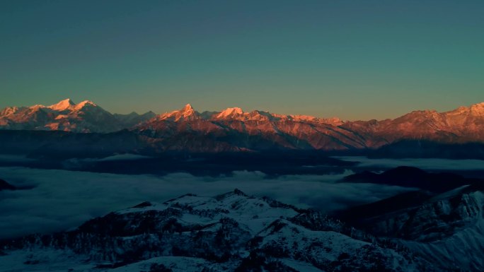 贡嘎雪山日照金山