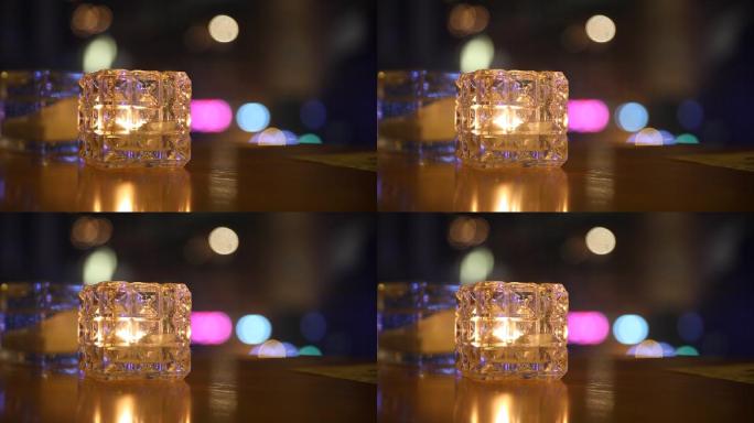 吧台桌面钻石玻璃杯里的闪闪烛光氛围灯光