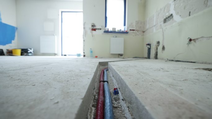 家庭装修-混凝土地板凹槽中的新管道