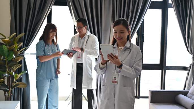 一群医生站在医院里的肖像