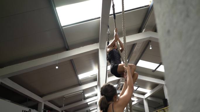 女子攀岩绳极限运动