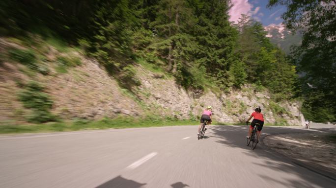 跟随两名女公路自行车手沿着风景如画的山路下山