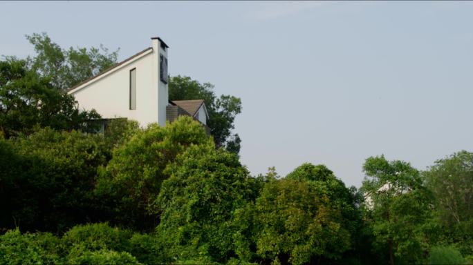 日别墅建筑外景绿树环绕延时拍摄夏意盎然