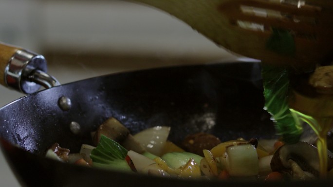 牛肉和鸡肉炒菜在国内厨房准备食物切碎剥皮切碎搅拌新鲜有机白菜甜椒蘑菇洋葱蔬菜和肉类视频系列