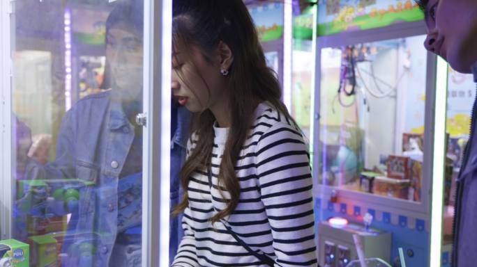 台湾夜市游戏摊位娃娃机