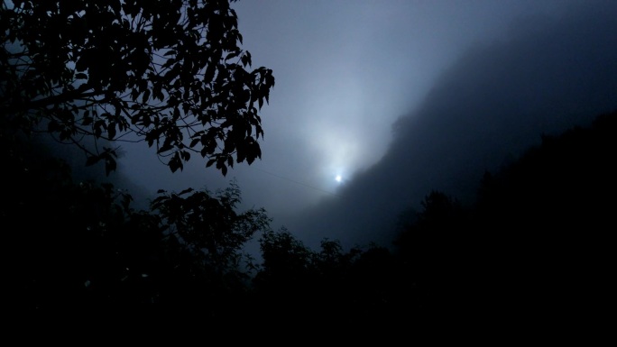 雾锁石山大雾绕南山蒙珑幽静神秘的山林