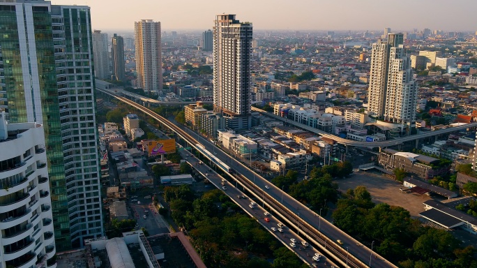 曼谷空中列车，列车进城，天际线，鸟瞰