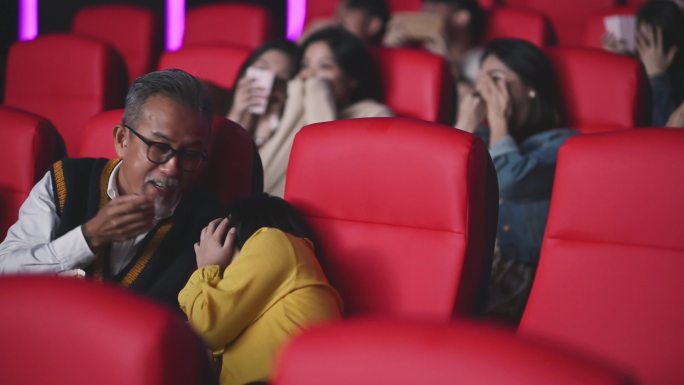 亚洲华人活跃老人和孙女在电影院看恐怖恐怖惊悚片